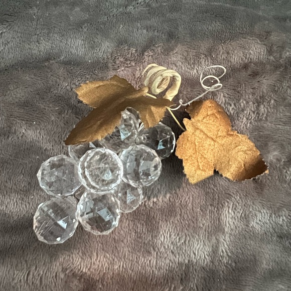 Vintage Acrylic Lucite Grapes Cluster Bright Clear Faceted Gold Shiny Leaves - Picture 4 of 8